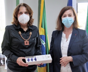Reunião entre a UnB e o Instituto Francês de Pesquisa para o Desenvolvimento (IRD). Na foto: a reitora da UnB Márcia Abrahão e a diretora-adjunta do IRDF Corinne Brunon-Meunier. Foto: Beto Monteiro/Ascom UnB. 12/05/2022